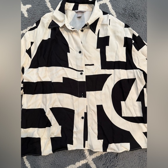 H&M Geometric Shape Button Up - Picture 4 of 8